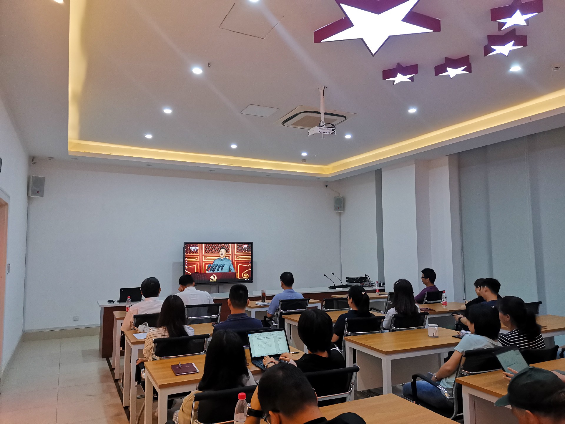 杭州一優币資産管理有限公司組織收看 “中國共産黨成立100周年慶祝大(dà)會(huì)”直播